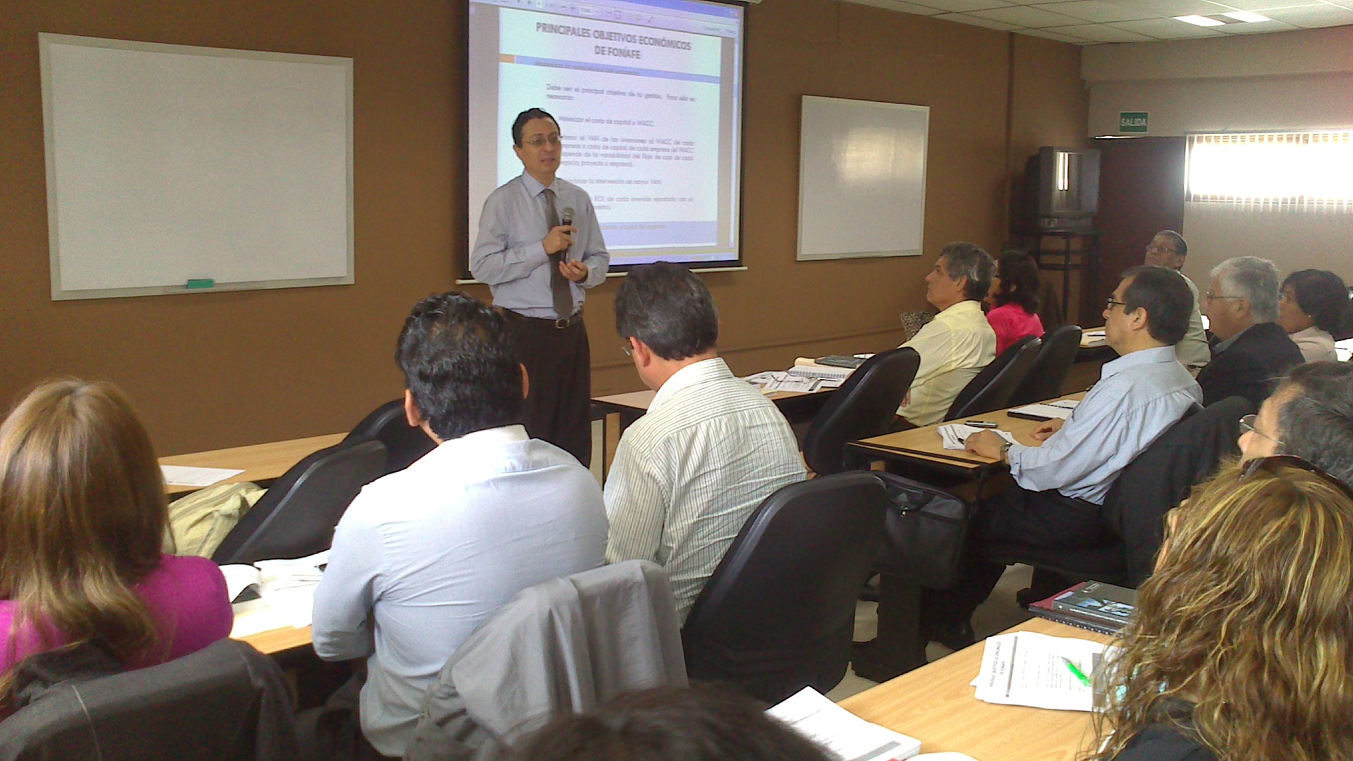 El profesor Arturo Barra expone sobre la regulación legal de la empresa pública peruana.