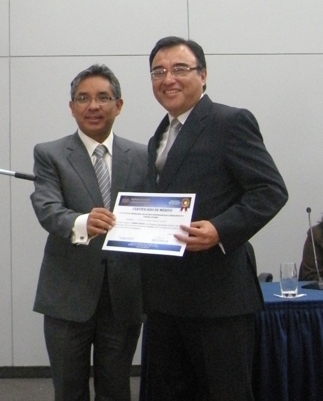 Samuel Bellido (derecha) recibe su diploma de manos de Robert Jiménez Murillo, Presidente Ejecutivo del IDD.