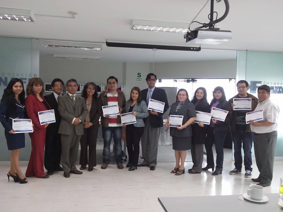 El grupo de aprobados de Lima, con sus diplomas acreditativos.